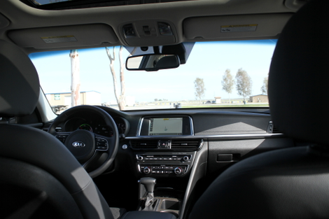 Illustration for article titled If You Can't Stand Another Camry The 2017 Kia Optima Hybrid Says Hi